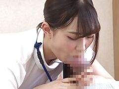 Медсестра Mitani Akari сосет хуй зрелого пациента